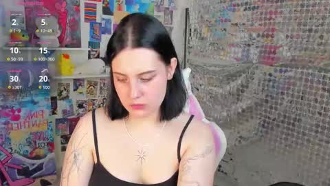 Snapshot of hey_tessa chatting on 11.25.25 Tessa online show from 11.25.25