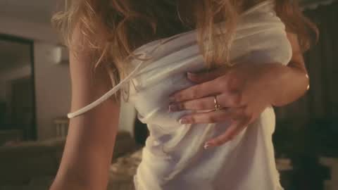 Snapshot of heybanan chatting on 02.20.25 Alina online show from 02.20.25