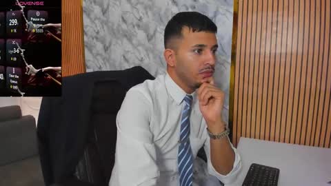 Snapshot of hiddenoffice chatting on 11.12.25 George online show from 11.12.25