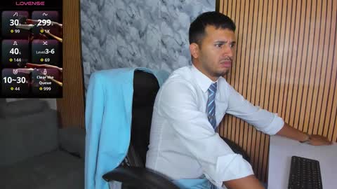 Snapshot of hiddenoffice chatting on 11.21.25 George online show from 11.21.25