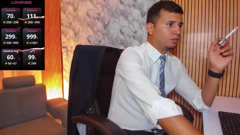 Snapshot of hiddenoffice chatting on 11.22.25 George online show from 11.22.25