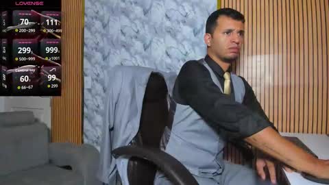 Snapshot of hiddenoffice chatting on 11.25.25 George online show from 11.25.25