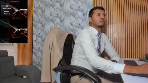 Snapshot of hiddenoffice chatting on 11.28.25 George online show from 11.28.25