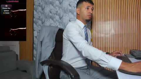 Snapshot of hiddenoffice chatting on 12.01.25 George online show from 12.01.25