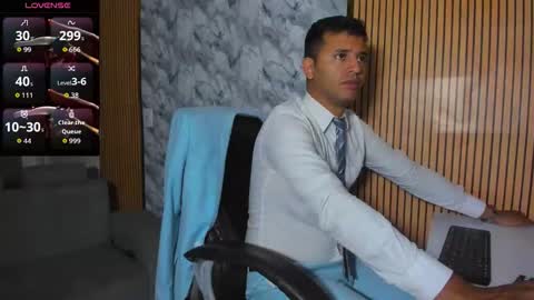 Snapshot of hiddenoffice chatting on 12.15.25 George online show from 12.15.25