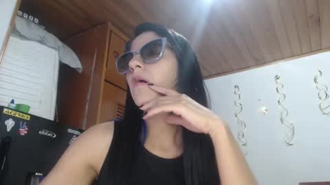 Snapshot of hilari18 chatting on 12.19.24 hilaril18 online show from 12.19.24