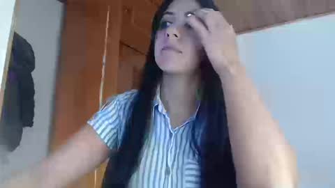 Snapshot of hilari18 chatting on 09.24.25 hilaril18 online show from 09.24.25