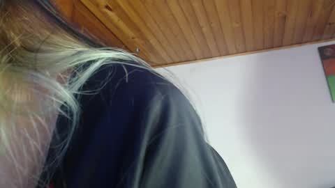 Snapshot of hilari18 chatting on 09.27.25 hilaril18 online show from 09.27.25