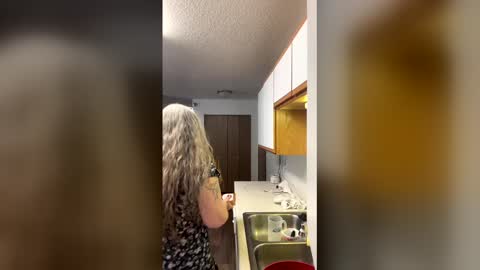 hippysnewhere online show from 04.23.26