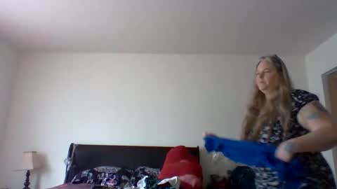 Snapshot of hippysnewhere chatting on 04.29.26 hippysnewhere online show from 04.29.26