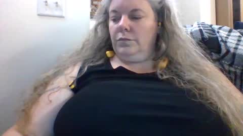 Snapshot of hippysnewhere chatting on 06.04.26 hippysnewhere online show from 06.04.26