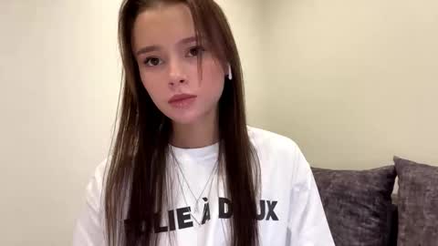 Snapshot of hoaarisa chatting on 11.11.25 Sofia online show from 11.11.25