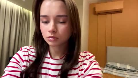 Snapshot of hoaarisa chatting on 11.12.25 Sofia online show from 11.12.25