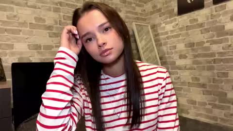 Snapshot of hoaarisa chatting on 11.17.25 Sofia online show from 11.17.25