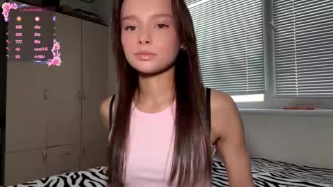 Snapshot of hoaarisa chatting on 11.27.25 Sofia online show from 11.27.25