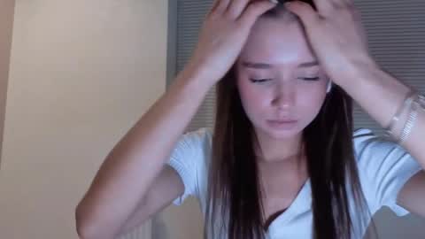 Snapshot of hoaarisa chatting on 11.30.25 Sofia online show from 11.30.25