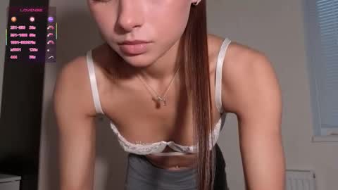 Snapshot of hoaarisa chatting on 12.16.25 Sofia online show from 12.16.25