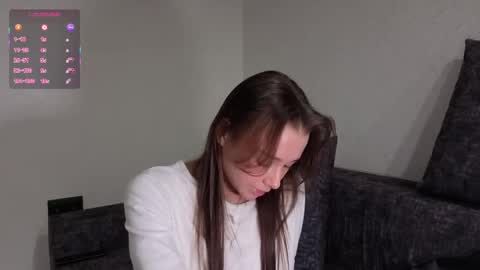 Snapshot of hoaarisa chatting on 12.18.25 Sofia online show from 12.18.25