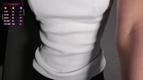 Snapshot of hoaarisa chatting on 12.22.25 Sofia online show from 12.22.25