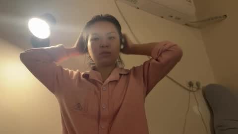 Snapshot of hola_sunflower chatting on 10.12.25 amy online show from 10.12.25