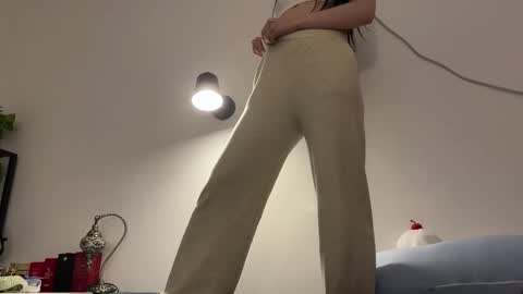 Snapshot of hola_sunflower chatting on 10.26.25 amy online show from 10.26.25