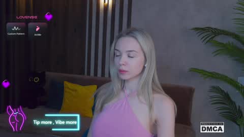 Snapshot of holl1would chatting on 03.04.25 My social media links subscribe to support me online show from 03.04.25