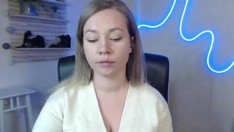 Holly online show from 03.12.25