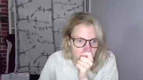 Snapshot of holly_bourbon chatting on 10.20.25 holly_bourbon online show from 10.20.25