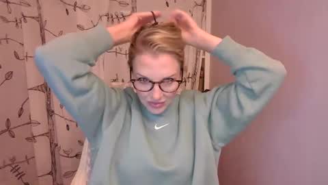 Snapshot of holly_bourbon chatting on 10.31.25 holly_bourbon online show from 10.31.25