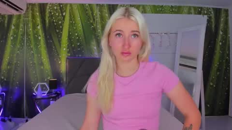 Snapshot of hollytaillor chatting on 09.19.25 HollyTaillor online show from 09.19.25