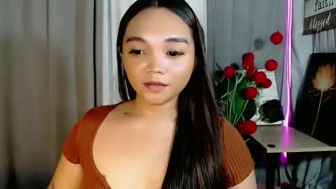 Snapshot of holy_shine chatting on 05.18.26 Bella online show from 05.18.26