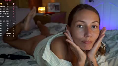 Snapshot of holyvivian chatting on 03.11.25 V online show from 03.11.25