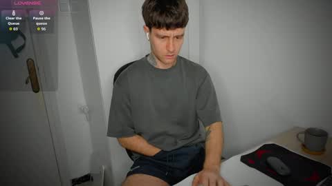 Snapshot of honestandrew chatting on 04.11.26 Andrew online show from 04.11.26