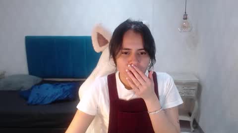 Snapshot of honeybuu_ chatting on 03.19.26 Emily online show from 03.19.26