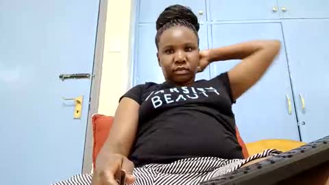 Snapshot of honeymuny chatting on 12.02.25 Honeymuny online show from 12.02.25