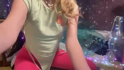 Snapshot of honeyxlimbed chatting on 02.02.25 Emi Rose online show from 02.02.25