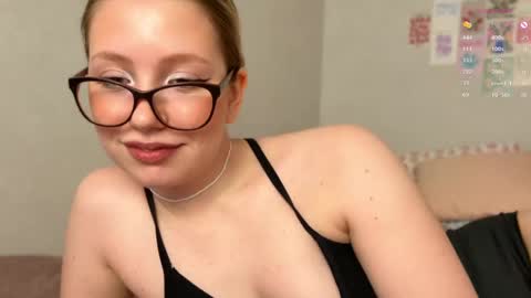 Snapshot of horney_audrey chatting on 01.22.25 Audrey online show from 01.22.25