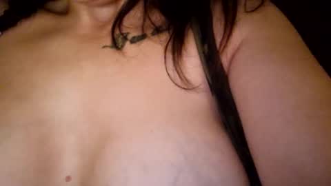 Snapshot of horneymomnextdoor chatting on 09.26.25 horneymomnextdoor online show from 09.26.25