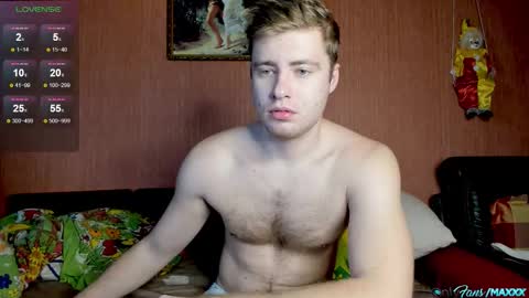 Snapshot of hornyblondieboyy chatting on 10.18.25 Max online show from 10.18.25