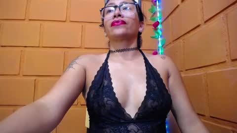 Snapshot of hornywife_ chatting on 12.25.24 Agatha online show from 12.25.24