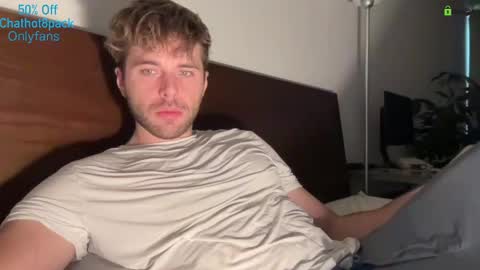 Snapshot of hot8pack01 chatting on 11.19.25 Edward aka Wolf online show from 11.19.25