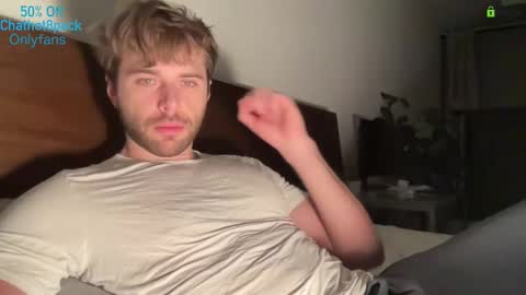 Snapshot of hot8pack01 chatting on 12.15.25 Edward aka Wolf online show from 12.15.25