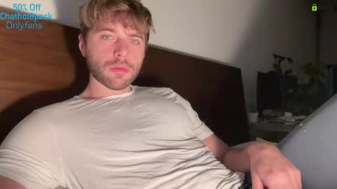 Snapshot of hot8pack01 chatting on 12.15.25 Edward aka Wolf online show from 12.15.25