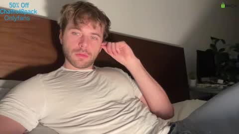 Snapshot of hot8pack01 chatting on 12.16.25 Edward aka Wolf online show from 12.16.25