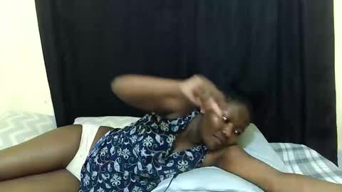 Snapshot of hot_darling95 chatting on 12.03.25 Milly online show from 12.03.25