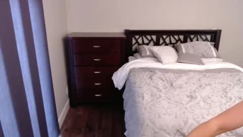 Snapshot of hot_milfy_mom chatting on 02.15.26 Rose Redwood online show from 02.15.26