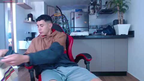 hot_twinks83 online show from 10.22.25