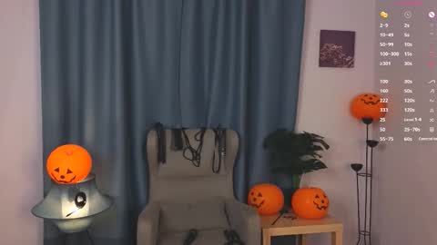 Snapshot of hotlaracroft chatting on 11.03.25 Allison online show from 11.03.25