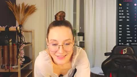 Snapshot of hotlaracroft chatting on 11.11.25 Allison online show from 11.11.25