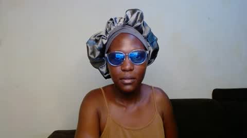 Snapshot of hotnelli chatting on 10.21.25 Rose online show from 10.21.25